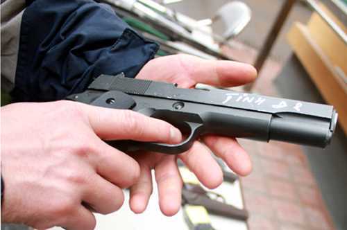 Đang ăn tối, hai cô gái bị bắn trọng thương