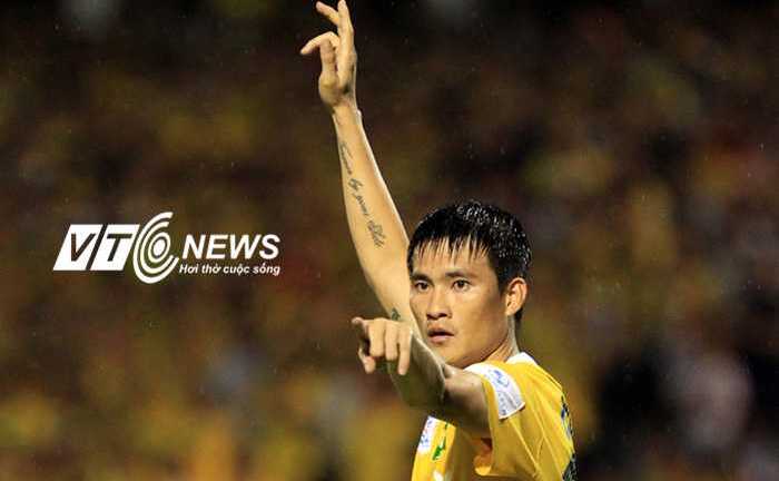 Công Vinh lý giải ‘nụ hôn đất’