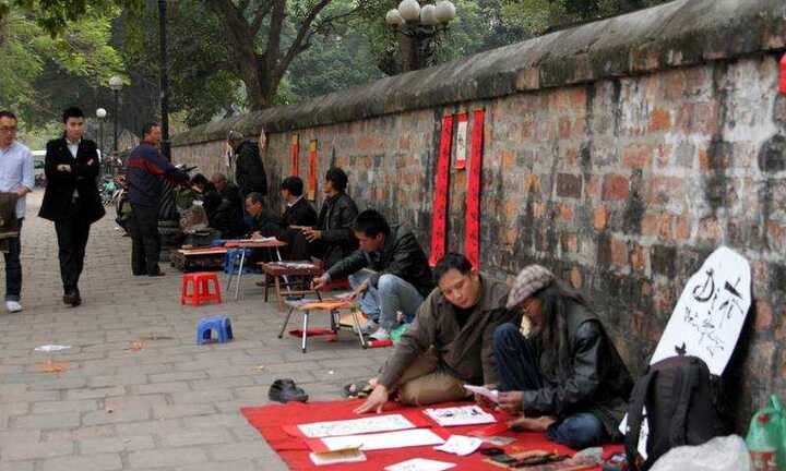 ‘Ông Đồ’ dựng lều viết chữ 'chui' trên vỉa hè Văn Miếu