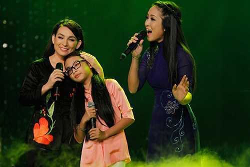 Clip: Phương Mỹ Chi quên lời hát trên sân khấu