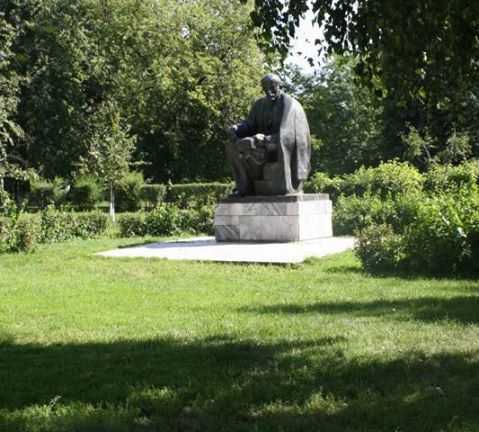 Vẫn thấy Lênin ngồi trầm tư trong những công viên