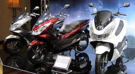 Xe máy tay ga ra hàng dìm nhau