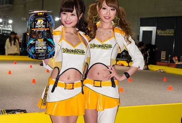 'Búp bê Nhật' gợi cảm hút mắt cùng xe độ