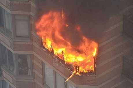 Clip: Cháy chung cư ở TP.HCM, dân náo loạn tháo chạy