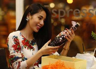 Thuỷ Tiên gợi cảm hút mắt đi nhận quà Tết