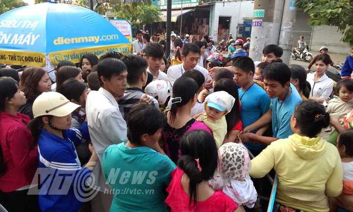 Chen lấn ngộp thở 'săn' hàng giảm giá cuối năm