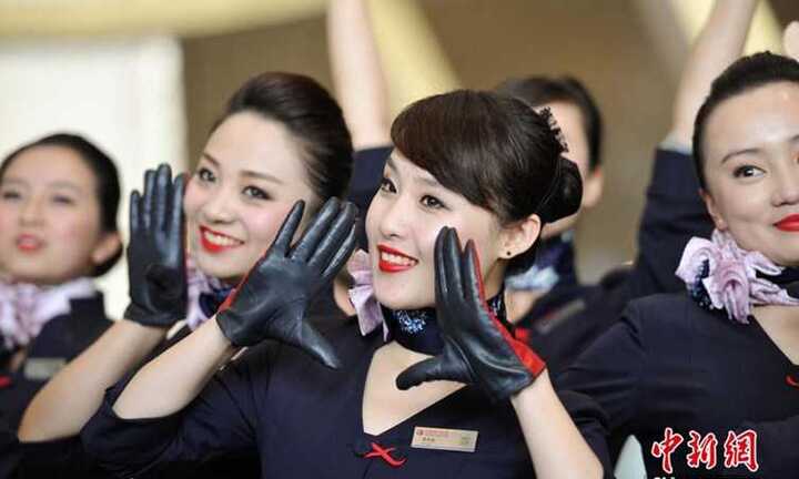 Xôn xao clip tiếp viên hàng không xinh đẹp nhảy múa ở sân bay