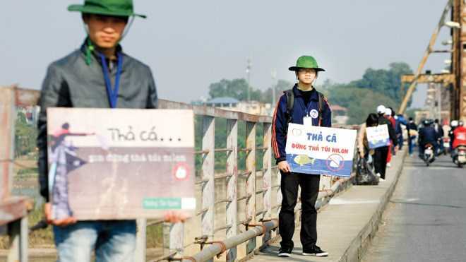 Bạn trẻ hào hứng 'Thả cá đừng thả túi nilông'