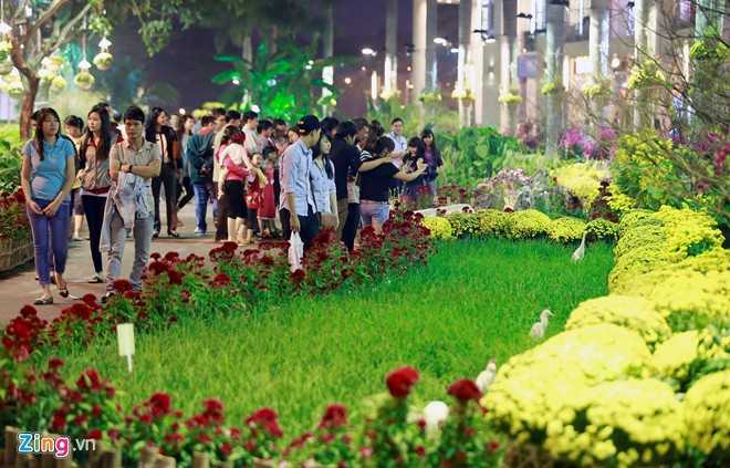 Người Sài Gòn đổ về đường hoa dài 700m ở Phú Mỹ Hưng