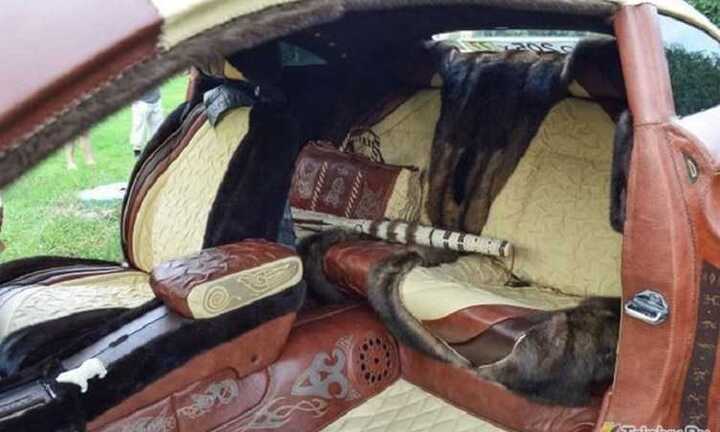 Rao bán ô tô bọc da bò rừng giá 'trên trời'