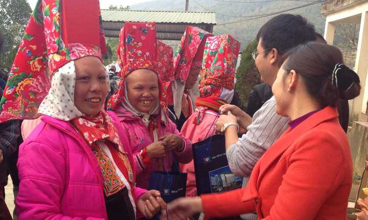 Mặt trận Tổ quốc Việt Nam tặng quà dân nghèo biên giới