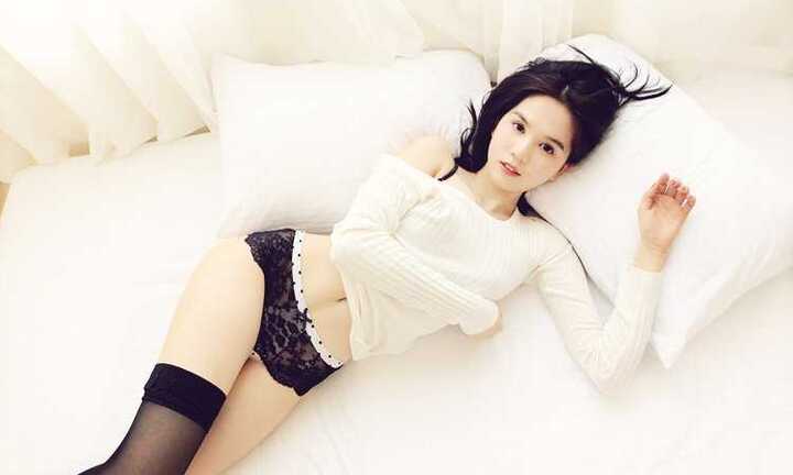 Clip hậu trường đen trắng quyến rũ của Ngọc Trinh