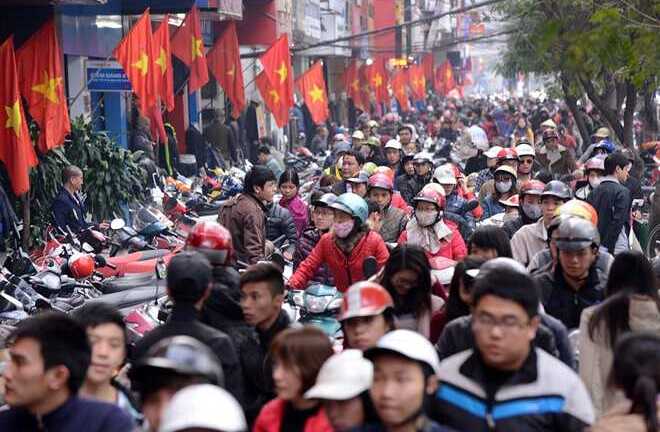 Tắc nghẽn phố thời trang siêu giảm giá ngày sát Tết