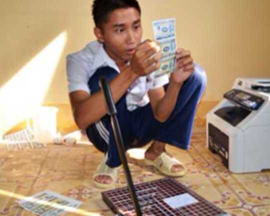 In hàng ngàn tờ tiền giả để mua vé số