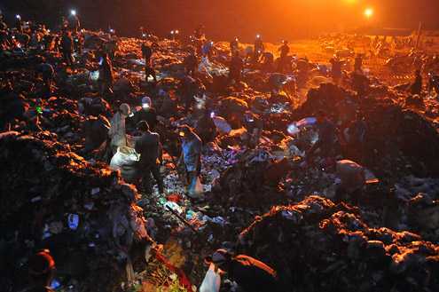 Cận cảnh nghìn người mưu sinh ở bãi rác Hà Nội