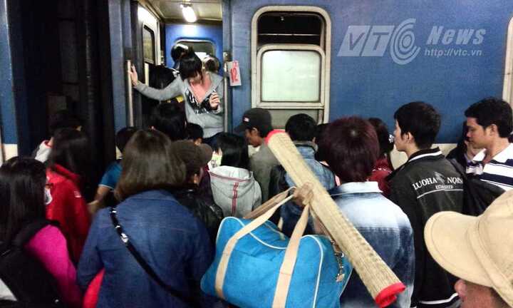 Những chuyến tàu đông nghẹt khách ngày áp Tết