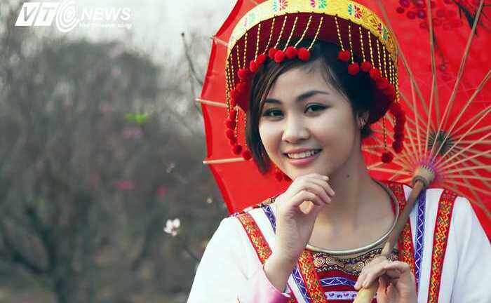 Miss Nghệ 'hóa' sơn nữ giữa vườn đào Tết