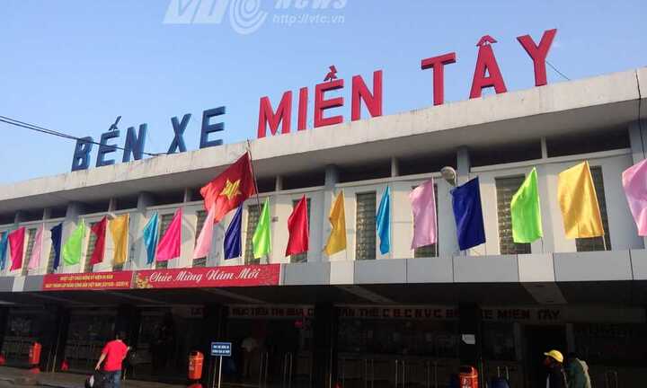 TP.HCM: Bến xe miền Tây thưa vắng chiều tối 30 Tết