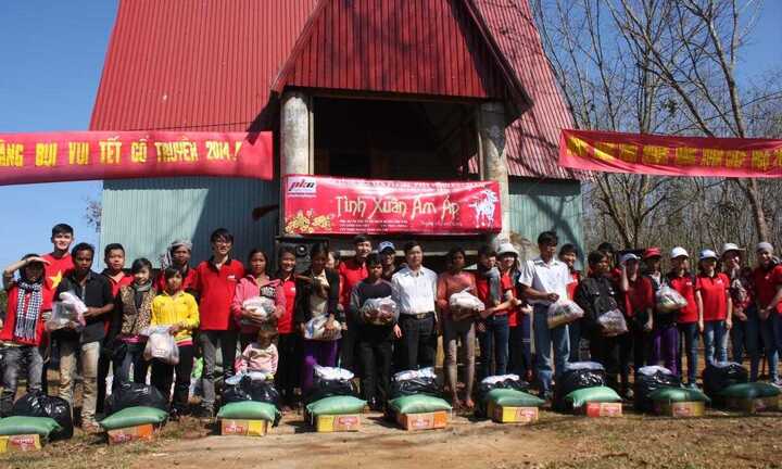 Tuổi trẻ Pleiku mang 'Tình xuân ấm áp' tới đồng bào nghèo
