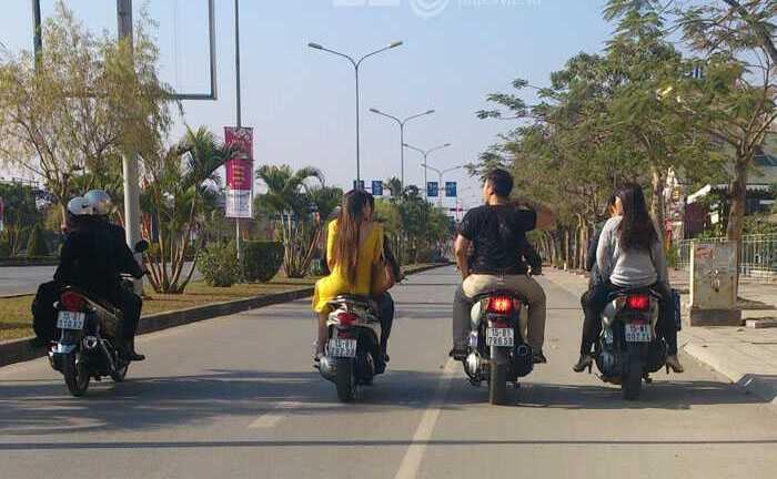 'Hot girl, hot boy' đất Cảng đầu trần 'lượn' phố