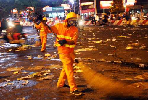 Clip: Rác ngập đường phố sau giao thừa