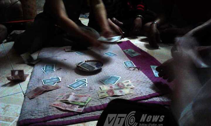 Một đêm trên sới 'đỏ, đen' giữa Sài Thành