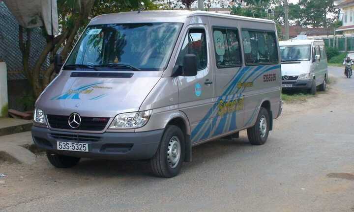 Sôi động dịch vụ thuê xe đi lễ đầu năm