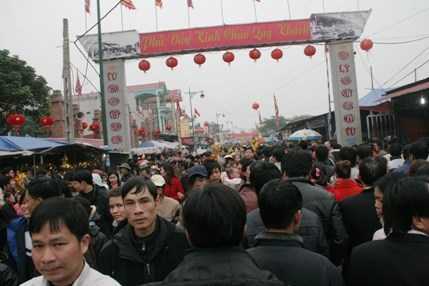 Trăm cảnh sát làm nhiệm vụ tại phiên chợ 'mua may bán rủi'