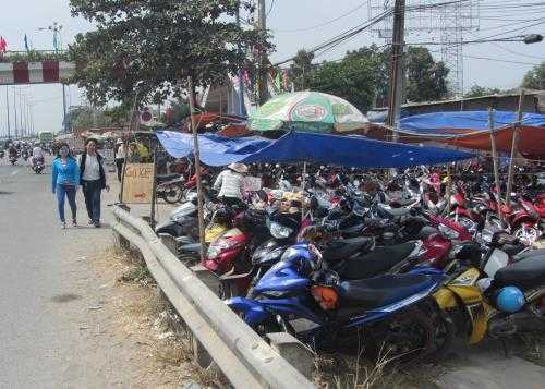 Các điểm trông giữ xe vẫn 'chặt chém' vô tội vạ