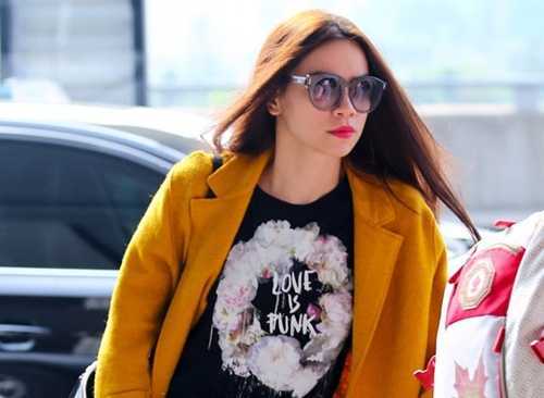 Hồ Ngọc Hà 'nổi bần bật' ở sân bay