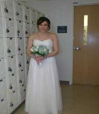 Cô dâu xinh đẹp và đám cưới đẫm lệ ở viện