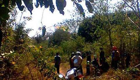 Thi thể thiếu nữ lõa thể dưới lạch nước