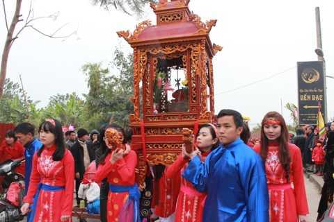 Người Hà Nội cầu mưa thuận gió hòa trong giá rét 9 độ C