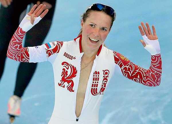 Tá hỏa màn ăn mừng phanh ngực của nữ VĐV Nga