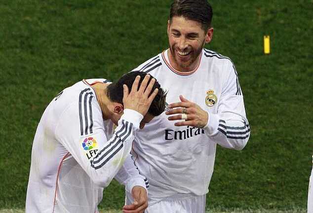 Gào thét trước fan đối phương, Ronaldo lãnh vật thể lạ vào đầu