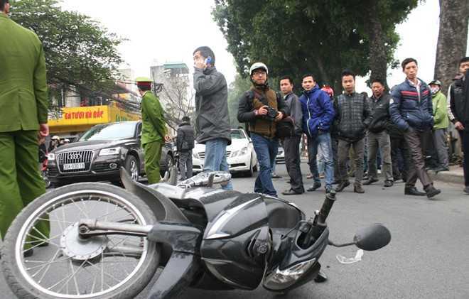 Hất người lên nóc ca pô, lái xe Mercedes quỳ khóc