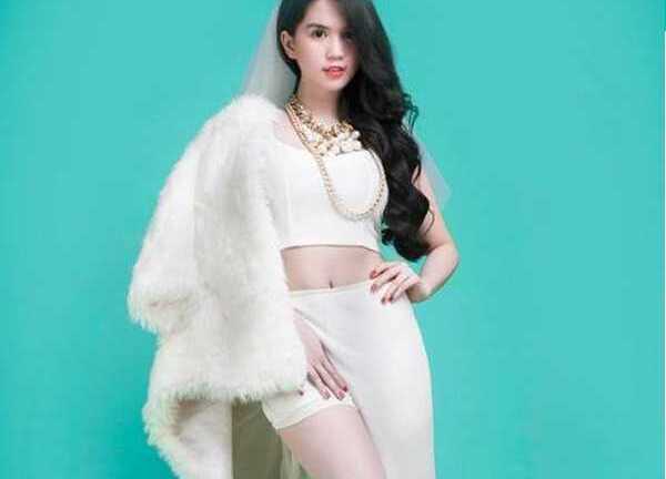 Ngọc Trinh bị photoshop thành người cụt chân