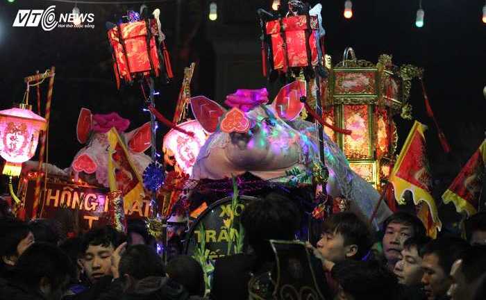 Nghẹt thở đưa 'ông' Lợn vào cấm cung