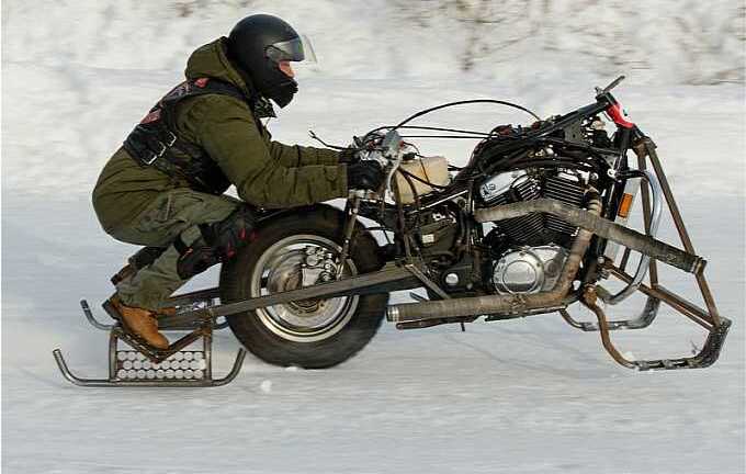 Đua môtô cực độc đáo trên tuyết