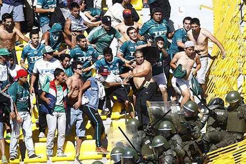 CĐV bạo loạn, tới tấp đánh cảnh sát