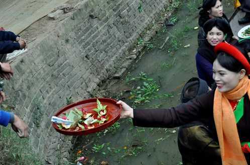 Video: Liền anh liền chị bưng khay trầu xin tiền ở Hội Lim