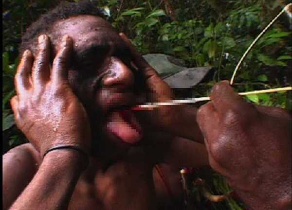 Rùng mình những nghi lễ man rợ nhất thế giới