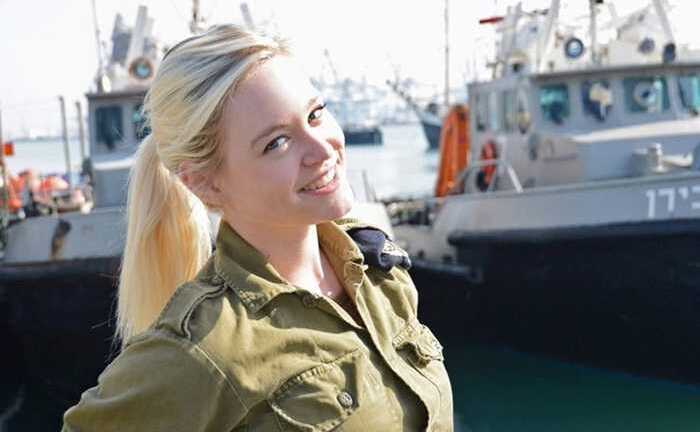 Vẻ đẹp dịu dàng của nữ binh sĩ Israel