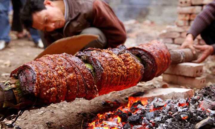 Đến Đường Lâm thưởng thức đặc sản lợn quay đòn