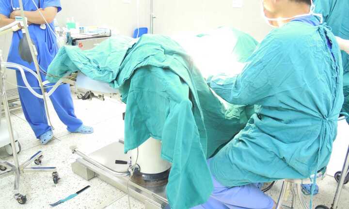 Bé gái 5 tuổi chảy máu vùng kín, mẹ lo sợ con bị xâm hại