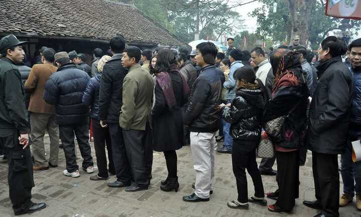 Trật tự xếp hàng vào xin ấn đền Trần