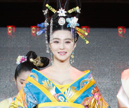 'Võ Tắc Thiên' Phạm Băng Băng diện đồ khoe vòng một gợi cảm