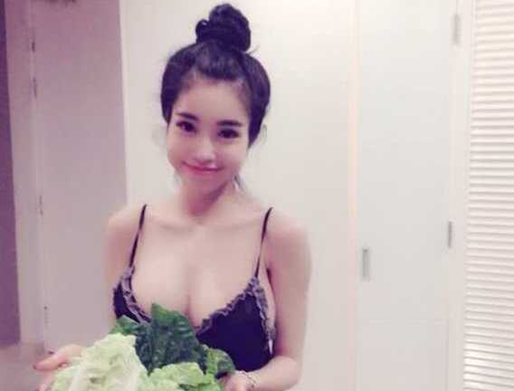 Choáng với màn 'khoe vòng một' vào bếp của Elly Trần