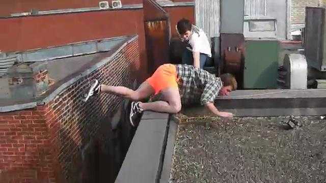 Thể hiện trên nóc nhà cao tầng, suýt mất mạng