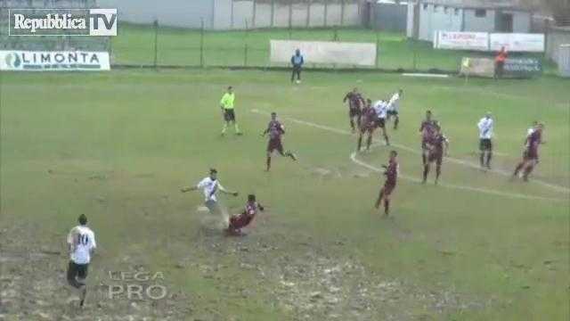 Ghi bàn từ khoảng cách 70m cực 'dị'